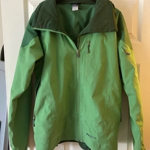 Vintage Patagonia Medium green jacket. A classic, great spring coat